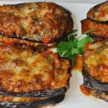 Berinjela assada com tomate e queijo fácil e rápido
