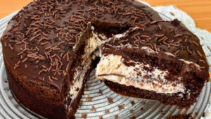 Bolo De Chocolate Recheado Diferente