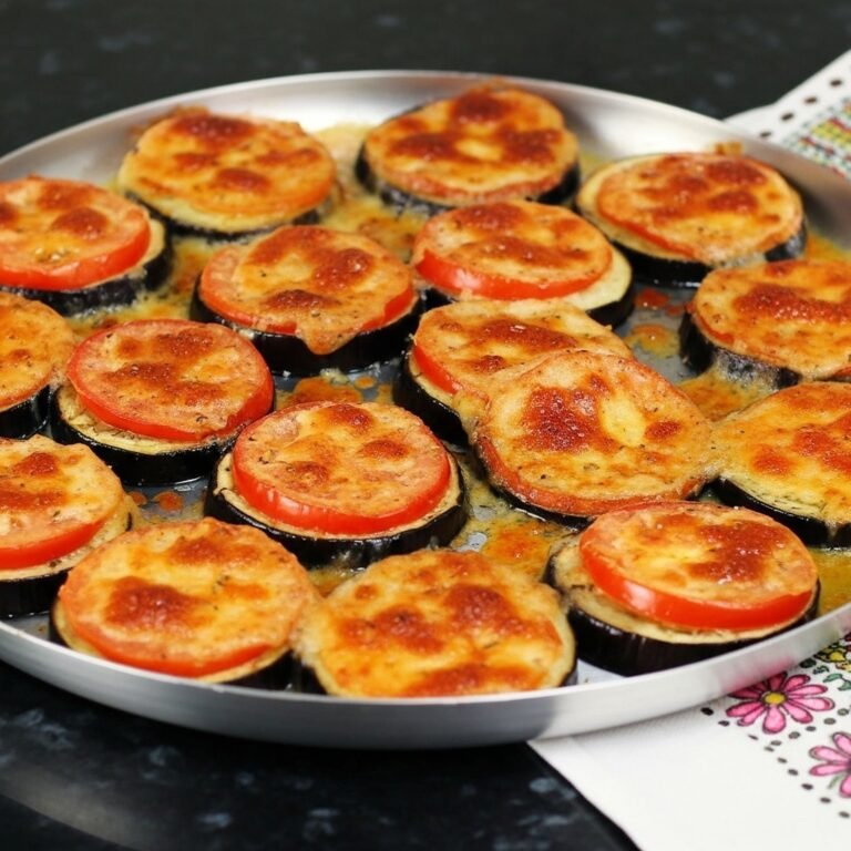 Berinjela assada com tomate e queijo fácil e rápido